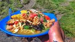 Begini Gaya Makan Netizen Saat Naik Gunung, Panorama dan Menunya Bikin Ngiler!