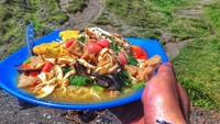 Ada yang tau masakan apa yang diposting @ezafairz2 ini? Kayaknya mie instan pakai sosis, telur dan sayuran nih. Foto: Instagram