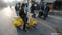 Jika harus menyebut merek motor dari Italia, nama Vespa pasti akan keluar dari mulut orang. Merek ini malah disebut-sebut jadi persembahan terbaik Italia untuk dunia setelah pizza.