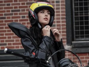 Model Cantik Jalan-jalan dengan Moge Italia