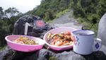 Begini Gaya Makan Netizen Saat Naik Gunung, Panorama dan Menunya Bikin Ngiler!