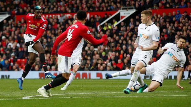 Paul Pogba melakukan percobaan mencetak gol ke gawang Swansea City. (