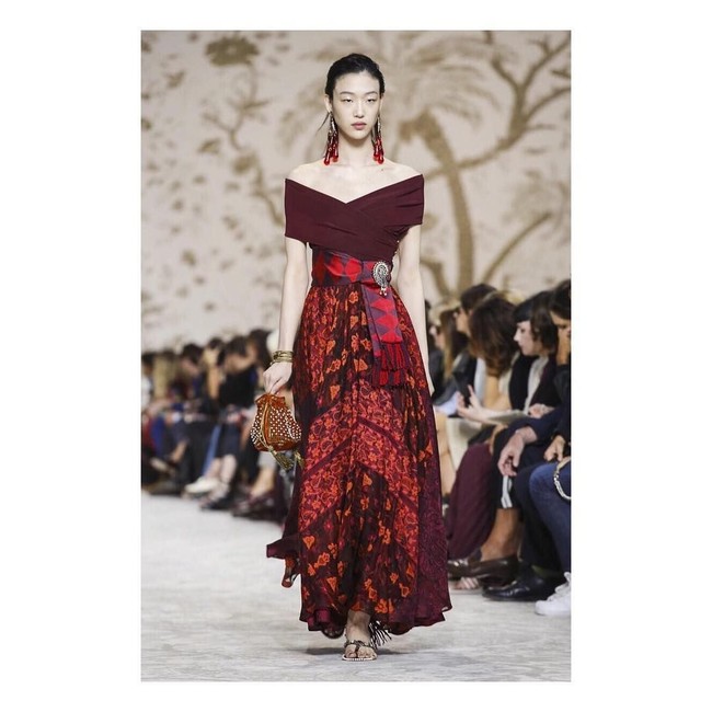 Model cantik Sora Choi sangat menjaga elastisitas kulitnya. Ia mengaku saat musim pekan mode, seharian Sora bisa berganti makeup dan mencuci wajah berkali-kali. Hal ini bisa membuat kulit jadi kering. Skin care dasar seperti pelembab sudah pasti dipakainya. Di malam hari, Sora menggunakan masker tisu untuk menetralisir. Foto: Dok. Instagram