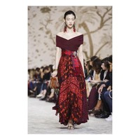 Model cantik Sora Choi sangat menjaga elastisitas kulitnya. Ia mengaku saat musim pekan mode, seharian Sora bisa berganti makeup dan mencuci wajah berkali-kali. Hal ini bisa membuat kulit jadi kering. Skin care dasar seperti pelembab sudah pasti dipakainya. Di malam hari, Sora menggunakan masker tisu untuk menetralisir. Foto: Dok. Instagram