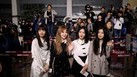 120 Penyanyi dan musisi K-pop asal Korsel berangkat menuju Pyongyang, Korut. Para artis K-pop ini akan tampil dalam pertunjukan budaya lintas perbatasan di Pyongyang, yang tergolong langka. Mereka terbang dengan pesawat sipil yang disewa khusus. (Foto: REUTERS/Kim Hong-Ji)