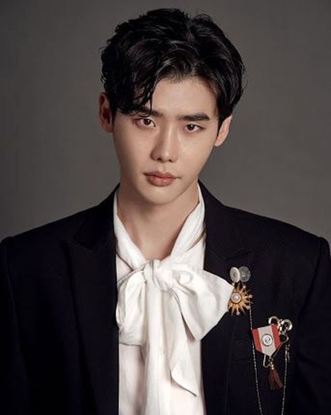 Lee Jong Suk tampak memesona dan memiliki ciri khas dengan bibirnya yang berbentuk hati. Bintang While You Were Sleeping ini memulai debut kariernya sebagai model. Foto: Istimewa