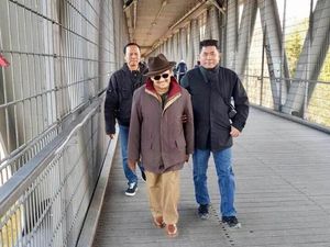 Kondisi Membaik, BJ Habibie Jalan-jalan di Jembatan Muenchen
