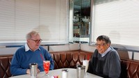 Berteman dekat dengan Bill Gates, Warren terlihat asyik menikmati segelas milkshake sambil berbicara dengan Bill. Kira-kira sedang membicarakan apa, ya? Foto: Istimewa