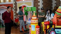 Kegiatan Jokowi di mal menarik perhatian masyarakat setempat. Ada yang mengabadikan momen itu melalui ponsel pintar mereka. Pasukan pengamanan presiden (Paspampres) tampak berjalan mengikuti kereta-keretaan yang membawa keluarga Jokowi.