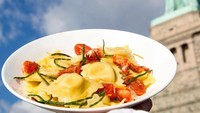 Sepiring pasta ravioli siap menemani ketika berkeliling di tengah hiruk pikuk kota New York, Amerika. Foto: Instagram @foodintheair