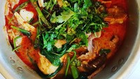 Tak diketahui apakah Linna membuat sup Schezuan ini sendiri atau membelinya. Sup hangat ini diisi potongan daging sapi dan seafood. Wah, enak nih pakai nasi hangat! Foto: Instagram linnateguh