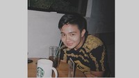 Saat ini Umay semakin digandrungi remaja wanita setelah sukses membintangi salah satu sinetron di sebuah stasiun televisi swasta. Kalau lihat ini, manisan mana antara es teh manis atau Umay Shahab?  Foto: Instagram @umayshahab