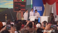 Keberadaan tol diyakini akan mendukung mobilitas barang dan jasa yang terintegrasi satu sama lain dengan dengan kegiatan pelabuhan, airport, kawasan ekonomi khusus, kawasan pariwisata dan kawasan industri. Foto: Dok. Sekretariat Kabinet/Biro Pers Setpres