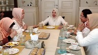  Sarapan pagi sambil bersilaturahmi, istri dari Sandiaga Uno ini terlihat sedang menikmati aneka kue dan secangkir teh bersama kerabat. Foto: Instagram @nurasiauno