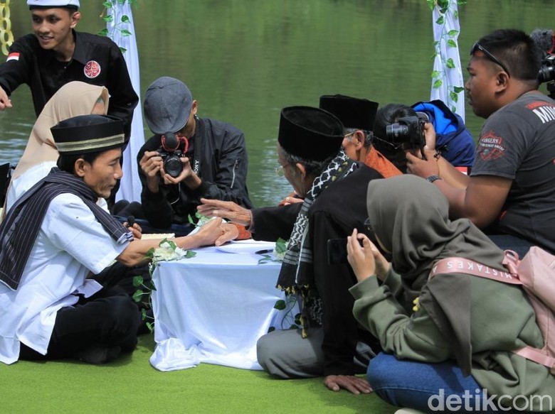 Romantis, 35 Pasang Tunawisma Nikah di Pinggir Danau Pangalengan Romantis, 35 Pasang Tunawisma Nikah di Pinggir Danau Pangalengan