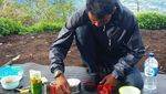 Begini Gaya Makan Netizen Saat Naik Gunung, Panorama dan Menunya Bikin Ngiler!
