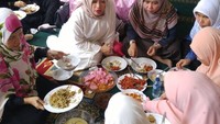 Indahnya ukhuwah islamiah. Acara Maulid Nabi Muhammad SAW ditutup dg santap siang bersama ustazah Rifqoh dan sahabat, tulis Nur Asia Uno dalam unggahan foto kebersamaan saat makan bersama. Foto: Instagram @nurasiauno