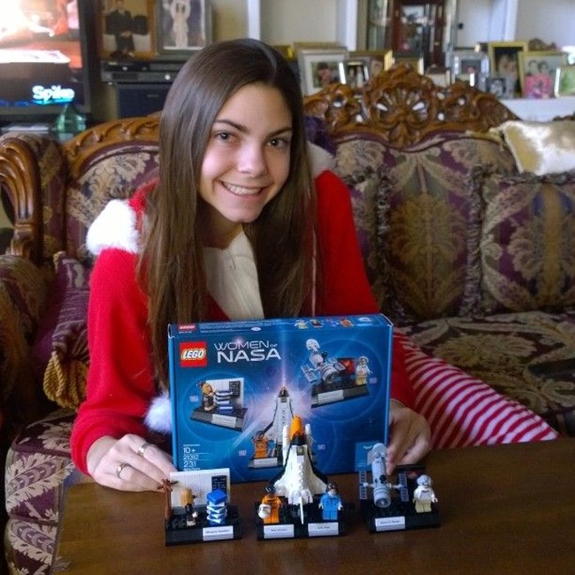 Berkat ketertarikannya pada ruang angkasa, Alyssa Carson menjadi orang pertama di usia 12 tahun yang menghadiri semua NASA space camp di Huntsville, Alabama, AS; Quebec, Kanada; dan Izmir, Turki. Foto: Twitter Alyssa Carson