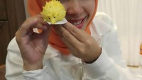 Enak nih buat ngemil. Sebuah bakpao berwarna kuning dengan bentuk landak ini ternyata isiannya durian lho. Foto: Instagram @nurasiauno
