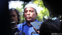 Maturidi putranya Nyak Sandang memberikan keterangan pers sehubungan dengan kesehatan ayahnya di RSPAD, Jakarta Pusat, Sabtu (31/3/2018).