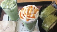 Saat sedang berada di Pulau Jeju, Marcus,  menyantap matcha roll cake ditemani dengan matcha latte bertopping whipped cream. Duh, kayaknya enak ya.  Foto: Instagram @marcusfernaldig