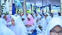 Ribuan pelajar di Lamongan doa bersama jelang ujian berbasis komputer. Biasanya soal ujian diamankan di Mapolres Lamongan, namun kebiasaan ini tak ada lagi. Sebabnya, mulai tahun ini 100% Kabupaten Lamongan melakukan ujian berbasis komputer atau Ujian Nasional Berbasis Komputer (UNBK). (Foto: Eko Sudjarwo/detikcom)