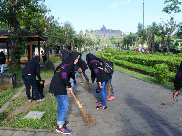 Aksi Bersih-bersih Borobudur Pasca Pesta Vivo V9