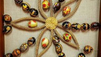 Di dalam Museum Pysanka, kamu akan menemukan berbagai macam motif dari Pysanka. Pysanka digantung, ditempel dan dijadikan dekorasi di tiap sudut museum. (_k_con/Instagram)