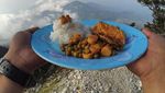 Begini Gaya Makan Netizen Saat Naik Gunung, Panorama dan Menunya Bikin Ngiler!