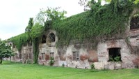Benteng ini dibikin tahun 1845 yang artinya sudah berumur 174 tahun dan rusak di sana-sini. Malahan ada tembok yang sudah ditumbuhi pepohonan (Brigida Emi Lilia/dTraveler)
