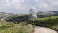 Tampak asap mengepul sesaat drone mata-mata Israel jatuh di Desa Beit Yahoun, selatan Lebanon (Foto: REUTERS/ Hasan Shaaban)
