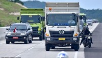 Dump Truk menjadi kendaraan tumpangan pilihan Jokowi selanjutnya pada peresmian tol. Dump truk warna putih produksi Hino tersebut dipakai Jokowi saat meresmikan tol Bakauheni-Terbanggi Besar pada awal 2018. (Dok. Biro Pers Setpres)
