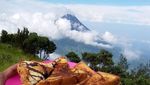 Begini Gaya Makan Netizen Saat Naik Gunung, Panorama dan Menunya Bikin Ngiler!