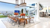 Salah satu ruang makan di rumah ini dilengkapi dengan seni instalasi kamera Leica berukuran raksasa senilai US$ 1 juta (Rp 13,5 miliar). Foto: BAM Luxury Development.