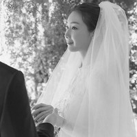 Choi Ji Woo menikahi pria yang dirahasiakan identitasnya dalam upacara tertutup, 29 Maret 2018. Menikah di usia 42 tahun, Choi Ji Woo tampil cantik dan terlihat awet muda. Foto: Choi Ji Woo/dok. Instagram