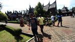Libur Paskah Warga Kunjungi TMII