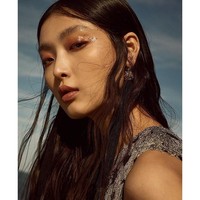 Model Sunghee Kim pecinta sheet mask atau masker tisu. Dia menggunakan sheet mask hampir setiap hari. Sunghee pun selalu menjaga kelembaban kulitnya di siang hari menggunakan facial mist. Foto: Dok. Instagram