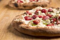 Dessert Pizza dengan Topping Cokelat dan Aneka Buah yang Manis Segar