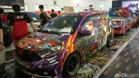Puluhan mobil modifikasi ini mengikuti pameran dan kompetisi mobil modifikasi International Automodified (IAM), Daihatsu Dress-up Challenge, serta kompetisi audio mobil HINSound&Style yang diselenggarakan bekerjasama dengan CAN (Car Audio Network) Indonesia, ditambah dengan Special Class dari Autovision Autolightup, serta Dominations Audio.  Foto: Ardian Fanani