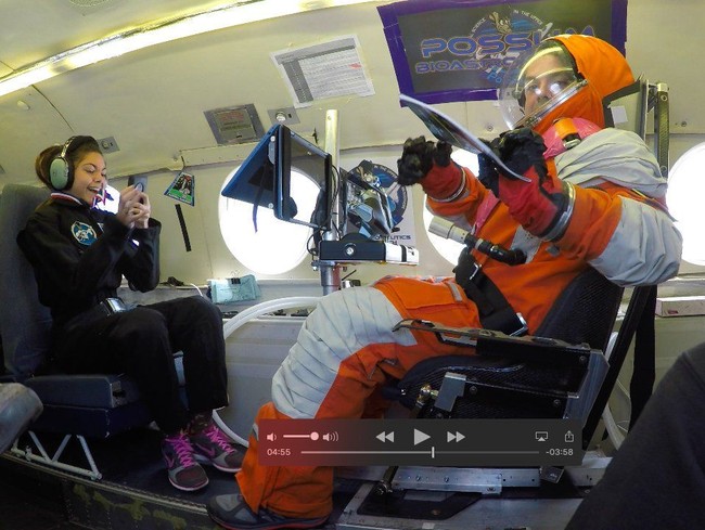 Aku pikir Planet merah ini sangat keren. Aku lalu mulai menonton video penjelajah mendarat di Mars. Aku punya peta Mars berukuran sangat besar di kamar yang sering aku lihat. Kami lalu membeli teleskop untuk melihat ruang angkasa, ungkap Alyssa Carson pada Teen Vogue. Foto: Twitter Alyssa Carson