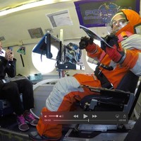 Aku pikir Planet merah ini sangat keren. Aku lalu mulai menonton video penjelajah mendarat di Mars. Aku punya peta Mars berukuran sangat besar di kamar yang sering aku lihat. Kami lalu membeli teleskop untuk melihat ruang angkasa, ungkap Alyssa Carson pada Teen Vogue. Foto: Twitter Alyssa Carson