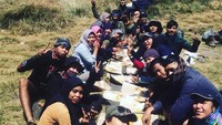 Nah jangan lihat menu makannya tapi lihat juga kebersamaannya. Makan bareng-bareng seperti ini jadi obat lelah saat berjalan ribuan langkah. Foto : instagram @dwitomeiro