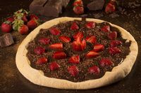 Dessert Pizza Dengan Topping Cokelat Dan Aneka Buah Yang Manis Segar