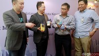 Direktur Teknologi Informasi dan Operasi Bank Mandiri Rico Usthavia Frans (kedua kanan), Direktur Utama Visionet International (OVO) Adrian Suherman (kedua kiri), SVP Transaction Banking Retail Sales Bank Mandiri Thomas Wahyudi (kanan) dan Director Interprise Payment OVO Harianto Gunawan (kiri) mencoba layanan transaksi usai penandatanganan MoU sinergi produk dan layanan Bank Mandiri dan OVO di Jakarta. Foto: Dok.Bank Mandiri
