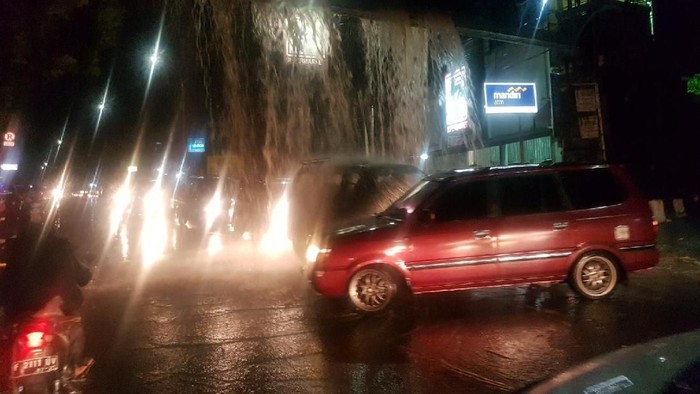 Sampah Penyebab Air Terjun Dadakan di Sukabumi