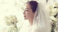 Choi Ji Woo tampak cantik mengenakan gaun putih yang dibuat khusus untuknya. Foto: Choi Ji Woo/dok. Instagram