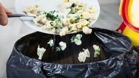 Menyiapkan pesanan chicken sandwich di atas tempat sampah. Pegawai restoran cepat saji ini tampak santai dengan situasi di dapurnya. Foto: iStock