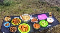 Eits makan enak ala prasmanan juga bisa dilakukan di gunung nih. Netizen @kumbangketawa_gimbal memamerkan menu makan spesialnya.  Foto: Instagram