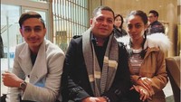 Nah, kalau yang ini, Dillah bersama sang ayah, Raul Lemos. Jadi gimana guys, setuju bahwa Dillah memang ganteng? Foto: Instagram Dillah Daesslow