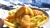 Dari pegunungan salju di Swiss, foto sepiring Fish & Chips ini terlihat sangat lezat, ya? Foto: Instagram @foodintheair